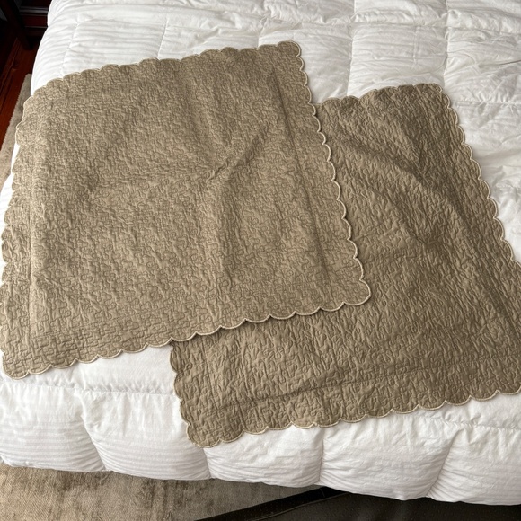 Yves DeLorme PAIR Scalloped Edge Quilted Percale Euro Shams - Set of 2 - Picture 1 of 13